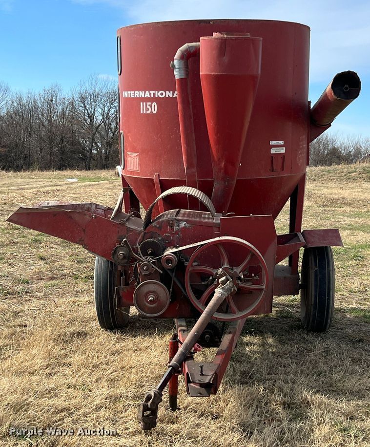 image for item JV9497 International 1150  feed grinder/mixer