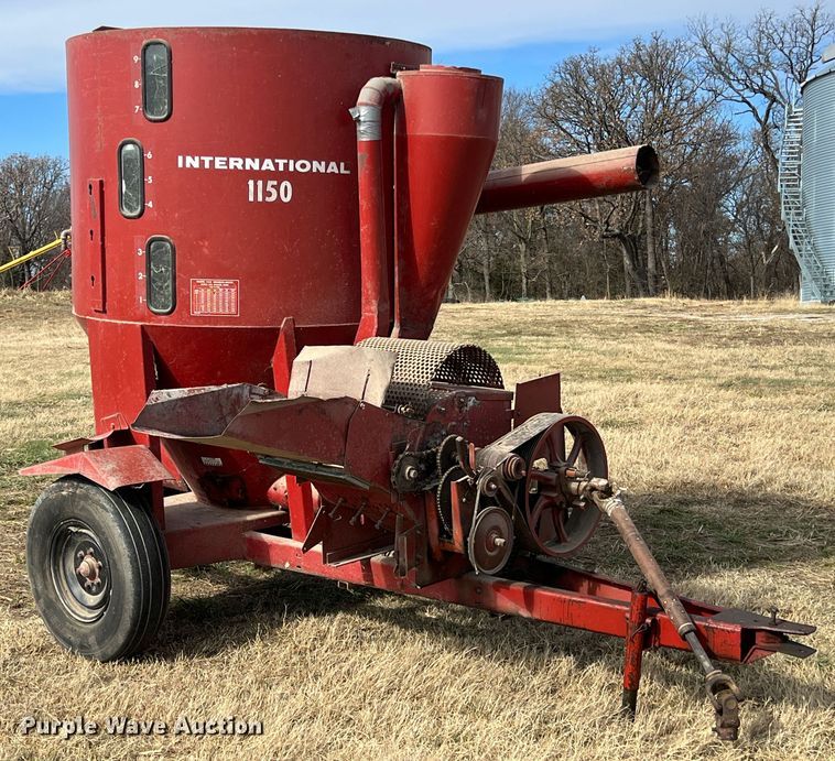 image for item JV9497 International 1150  feed grinder/mixer
