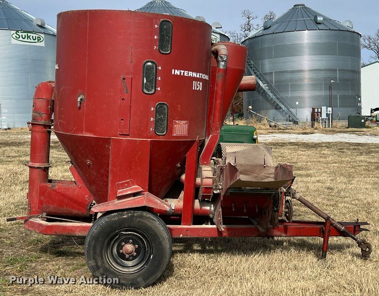 International 1150 feed grinder/mixer in Sarcoxie, MO Item JV9497