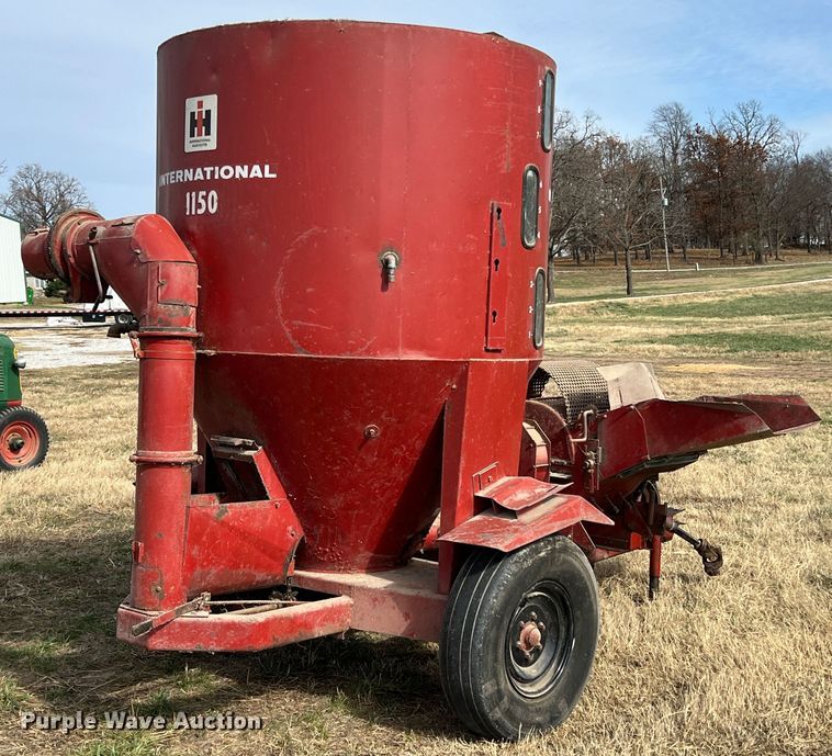image for item JV9497 International 1150  feed grinder/mixer