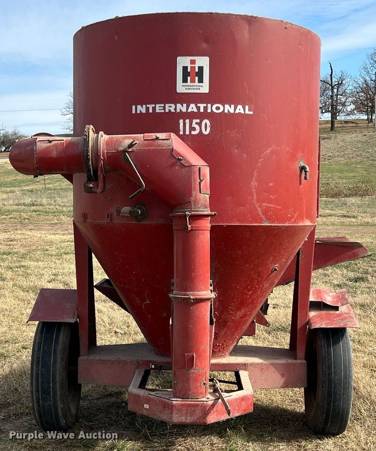 image for item JV9497 International 1150  feed grinder/mixer