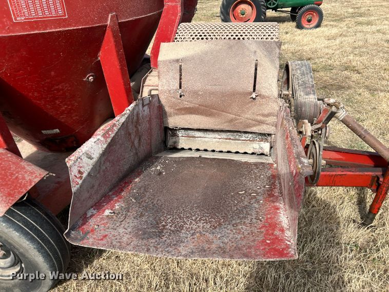 image for item JV9497 International 1150  feed grinder/mixer