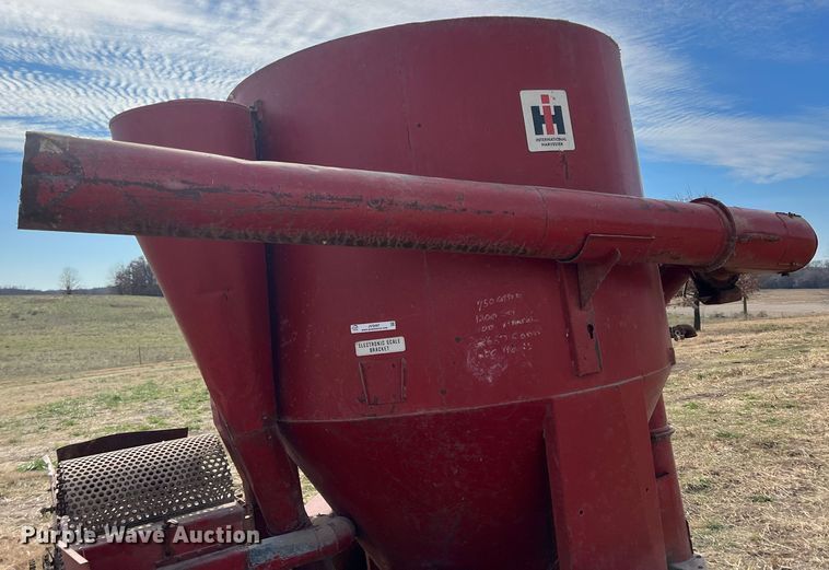 image for item JV9497 International 1150  feed grinder/mixer