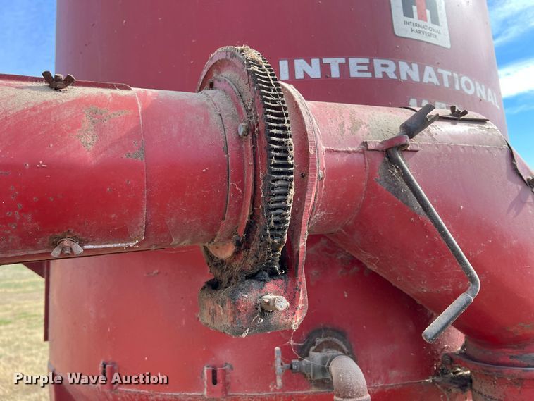 image for item JV9497 International 1150  feed grinder/mixer