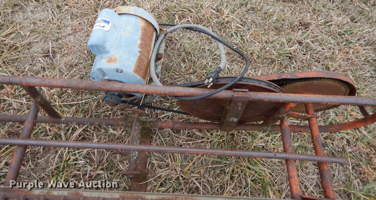 image for item JX9083 19'L hay bale elevator