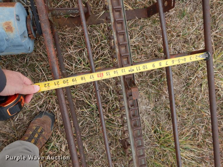 image for item JX9083 19'L hay bale elevator