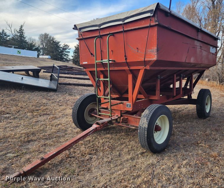 M&W gravity wagon in Albert, KS Item KC9376 sold Purple Wave