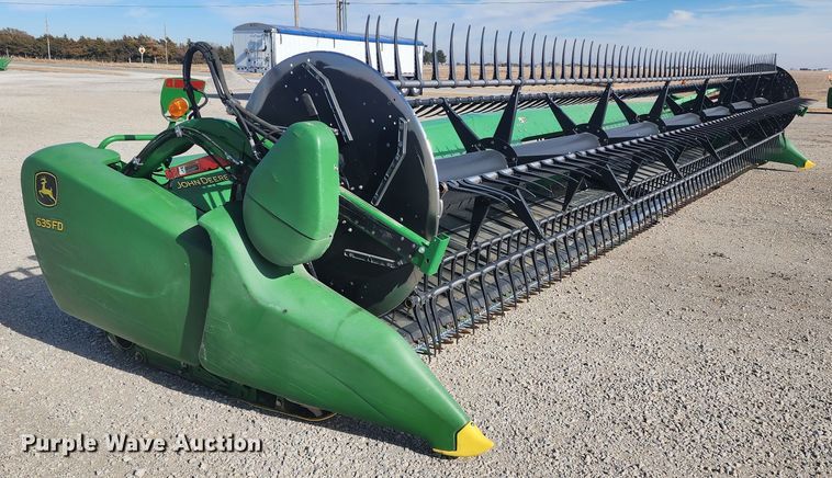image for item KC9382 2017 John Deere 635FD HydraFlex  flex draper head