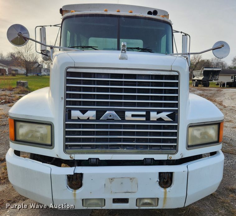 image for item KT9559 1996 Mack CH613  fertilizer delivery truck