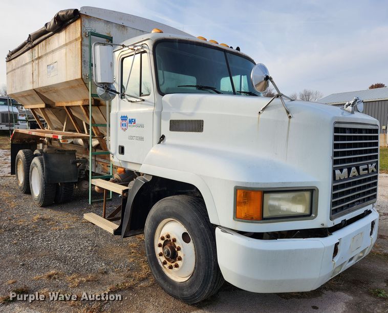 image for item KT9559 1996 Mack CH613  fertilizer delivery truck