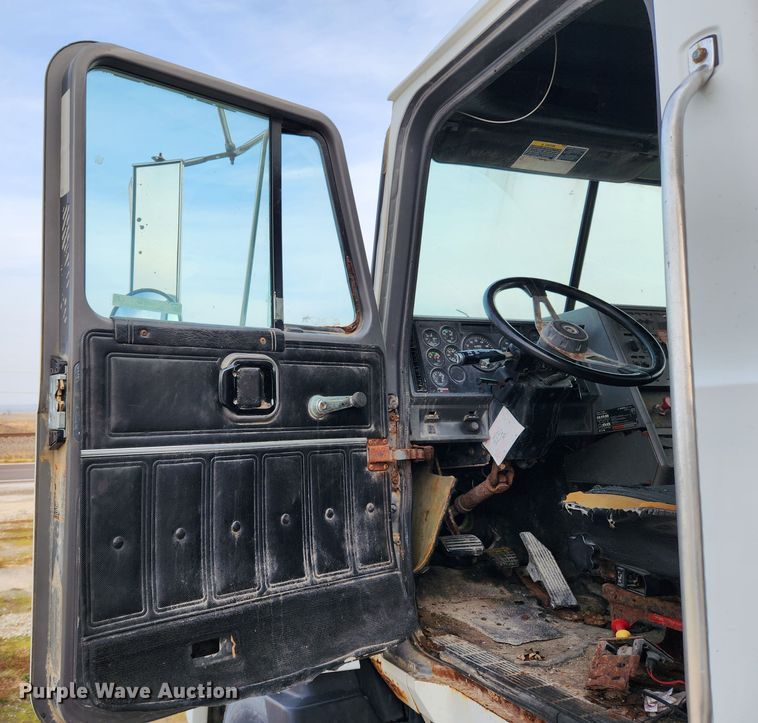 image for item KT9559 1996 Mack CH613  fertilizer delivery truck