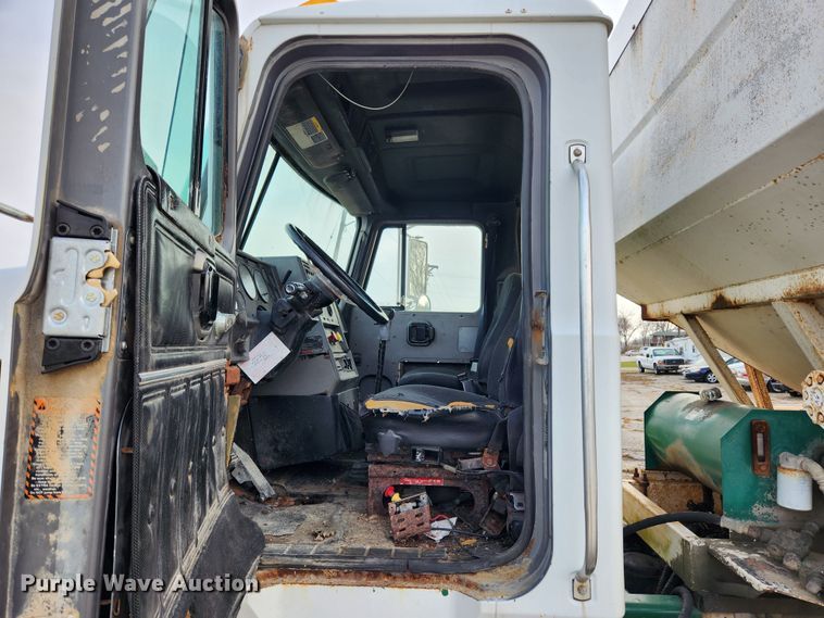 image for item KT9559 1996 Mack CH613  fertilizer delivery truck