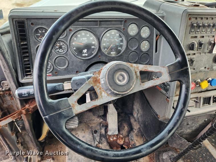 image for item KT9559 1996 Mack CH613  fertilizer delivery truck