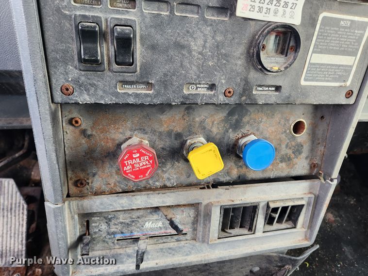 image for item KT9559 1996 Mack CH613  fertilizer delivery truck