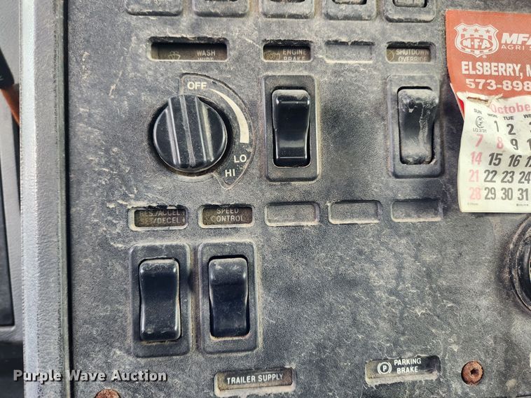 image for item KT9559 1996 Mack CH613  fertilizer delivery truck