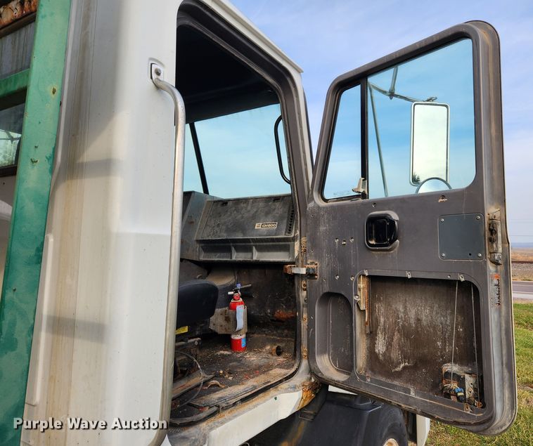 image for item KT9559 1996 Mack CH613  fertilizer delivery truck