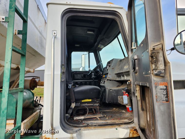 image for item KT9559 1996 Mack CH613  fertilizer delivery truck