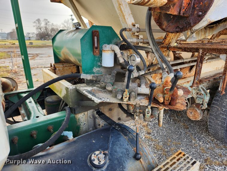 image for item KT9559 1996 Mack CH613  fertilizer delivery truck