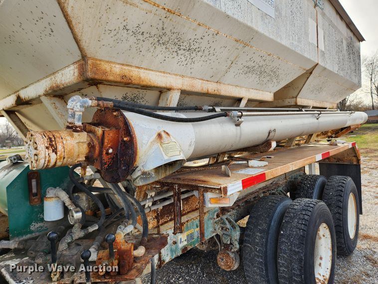 image for item KT9559 1996 Mack CH613  fertilizer delivery truck