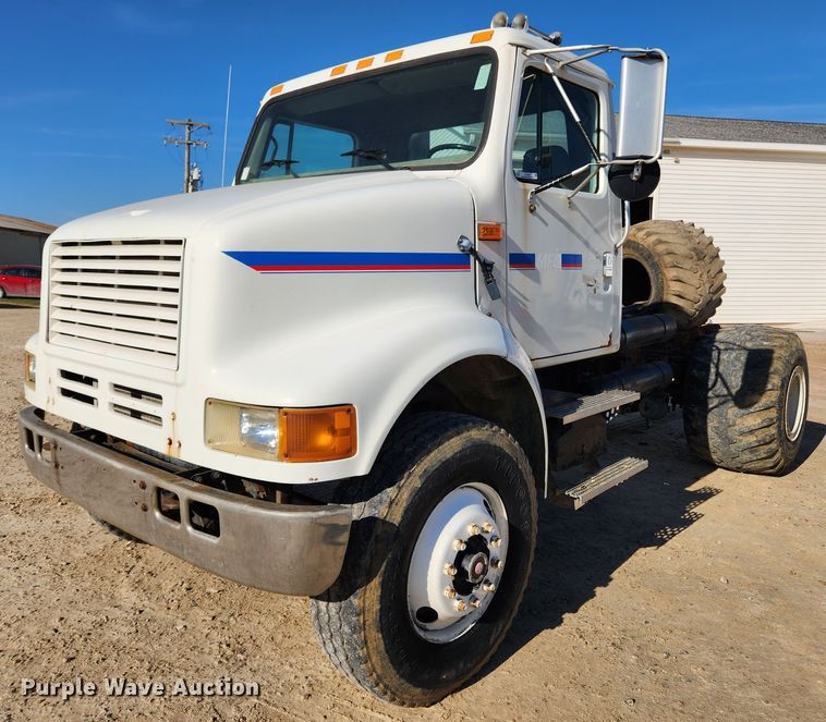 image for item KT9588 1994 International 8100  applicator cab and chassis