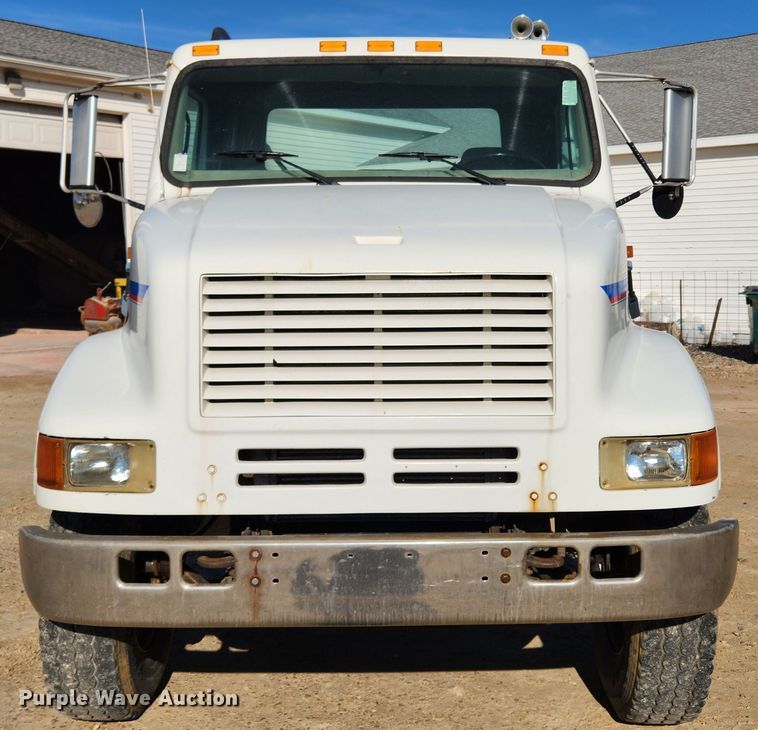 image for item KT9588 1994 International 8100  applicator cab and chassis