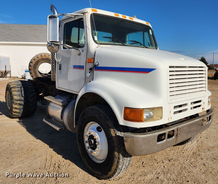 image for item KT9588 1994 International 8100  applicator cab and chassis