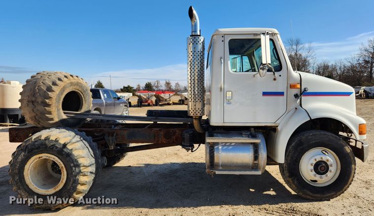 image for item KT9588 1994 International 8100  applicator cab and chassis