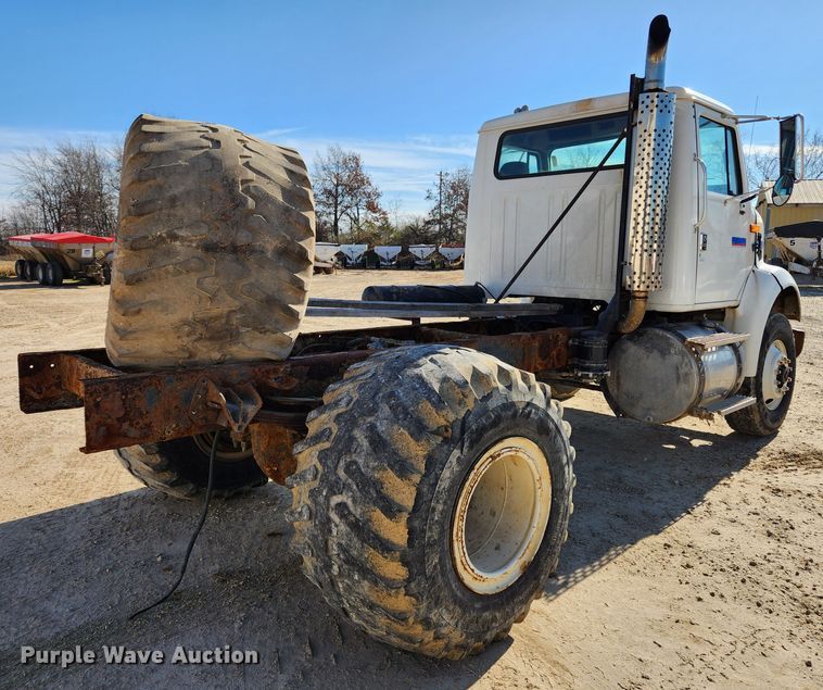 image for item KT9588 1994 International 8100  applicator cab and chassis