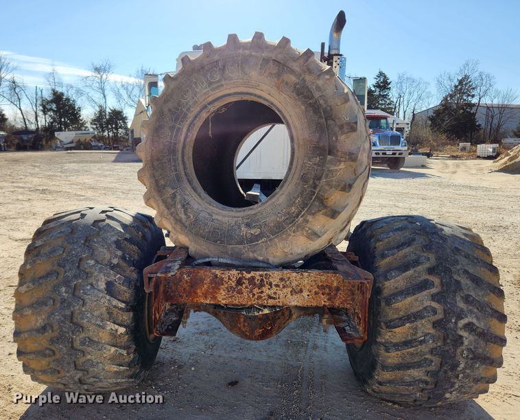 image for item KT9588 1994 International 8100  applicator cab and chassis