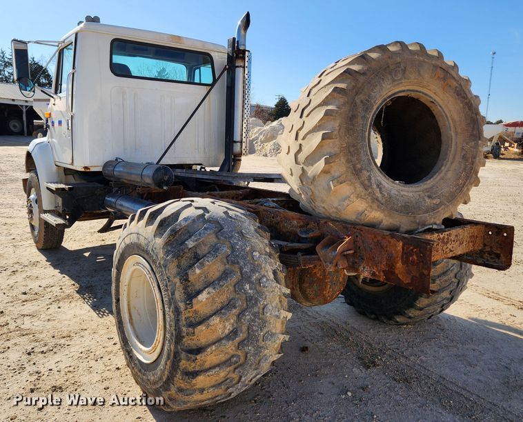 image for item KT9588 1994 International 8100  applicator cab and chassis
