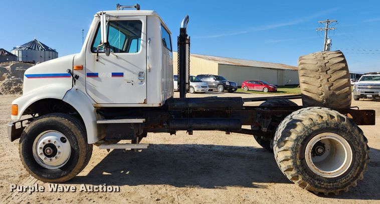 image for item KT9588 1994 International 8100  applicator cab and chassis