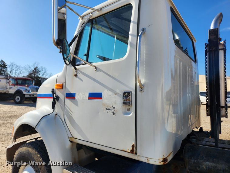 image for item KT9588 1994 International 8100  applicator cab and chassis