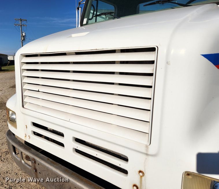 image for item KT9588 1994 International 8100  applicator cab and chassis