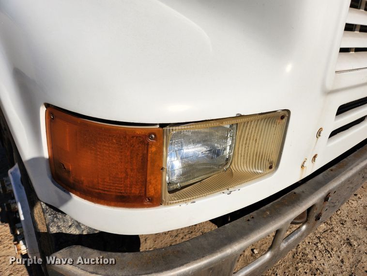 image for item KT9588 1994 International 8100  applicator cab and chassis