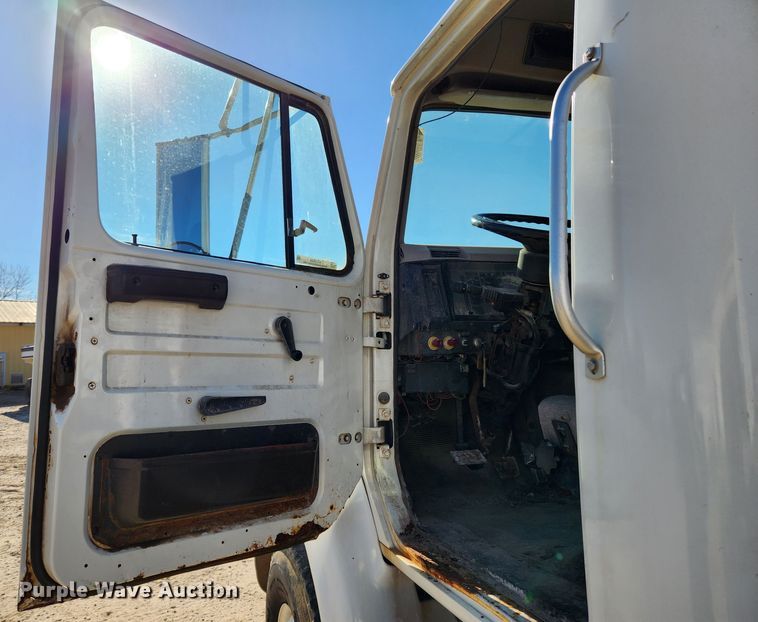 image for item KT9588 1994 International 8100  applicator cab and chassis