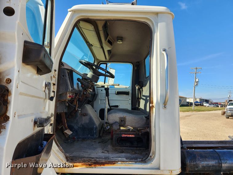 image for item KT9588 1994 International 8100  applicator cab and chassis