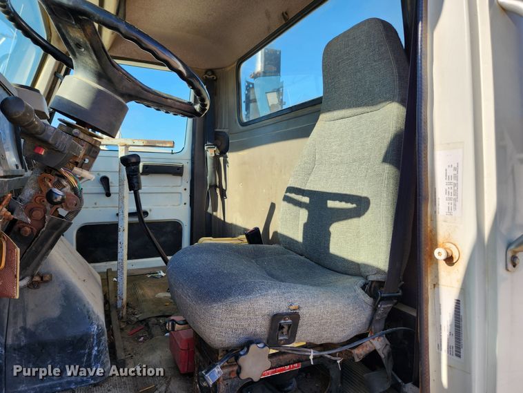 image for item KT9588 1994 International 8100  applicator cab and chassis