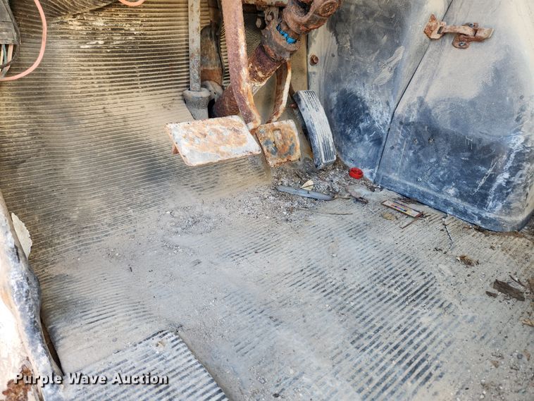 image for item KT9588 1994 International 8100  applicator cab and chassis