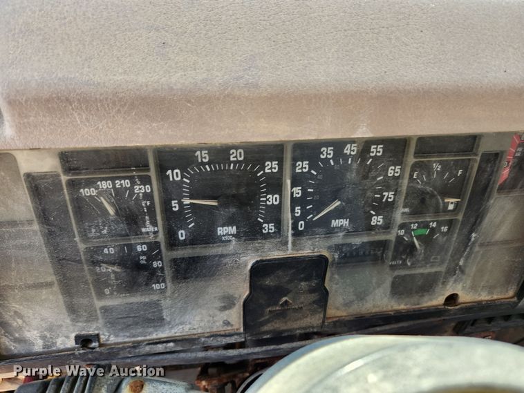 image for item KT9588 1994 International 8100  applicator cab and chassis