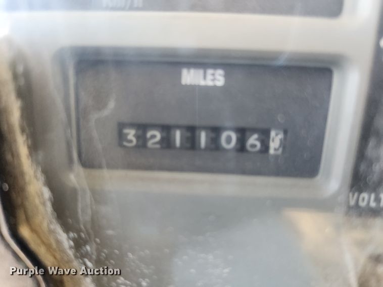 image for item KT9588 1994 International 8100  applicator cab and chassis