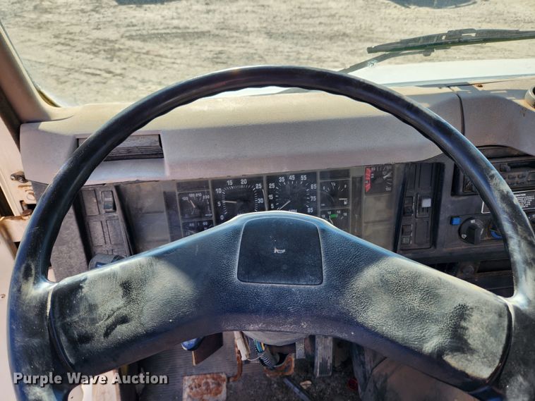 image for item KT9588 1994 International 8100  applicator cab and chassis