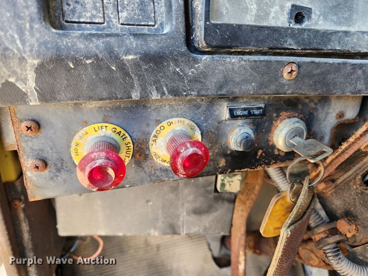 image for item KT9588 1994 International 8100  applicator cab and chassis