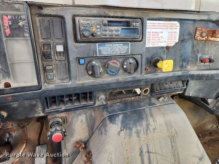 image for item KT9588 1994 International 8100  applicator cab and chassis