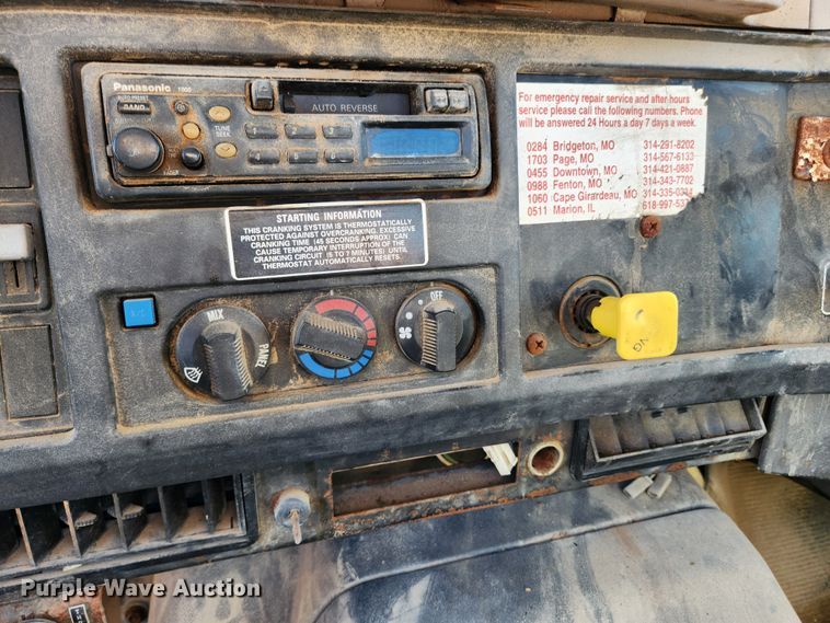 image for item KT9588 1994 International 8100  applicator cab and chassis