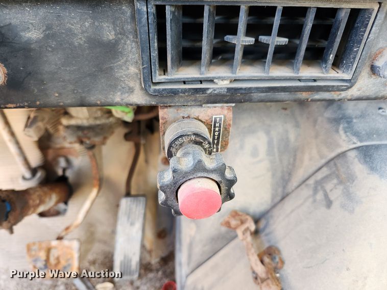 image for item KT9588 1994 International 8100  applicator cab and chassis