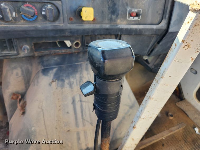 image for item KT9588 1994 International 8100  applicator cab and chassis