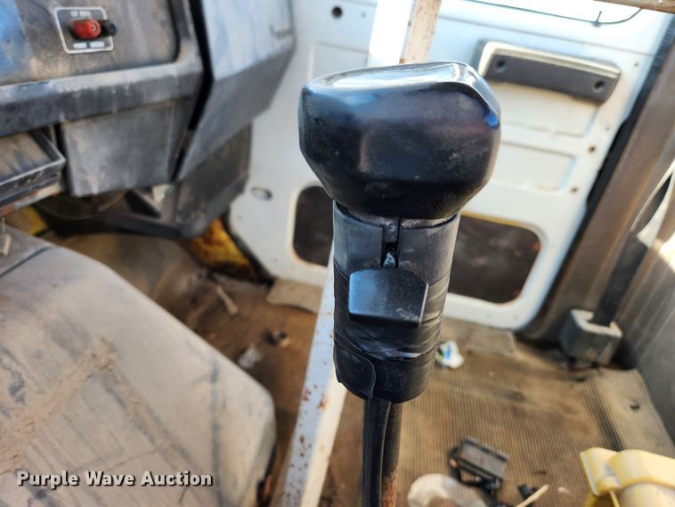 image for item KT9588 1994 International 8100  applicator cab and chassis