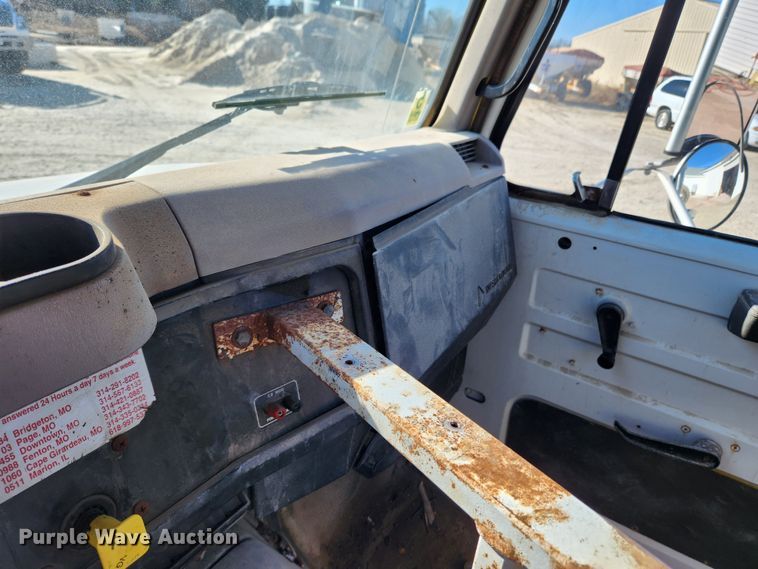 image for item KT9588 1994 International 8100  applicator cab and chassis