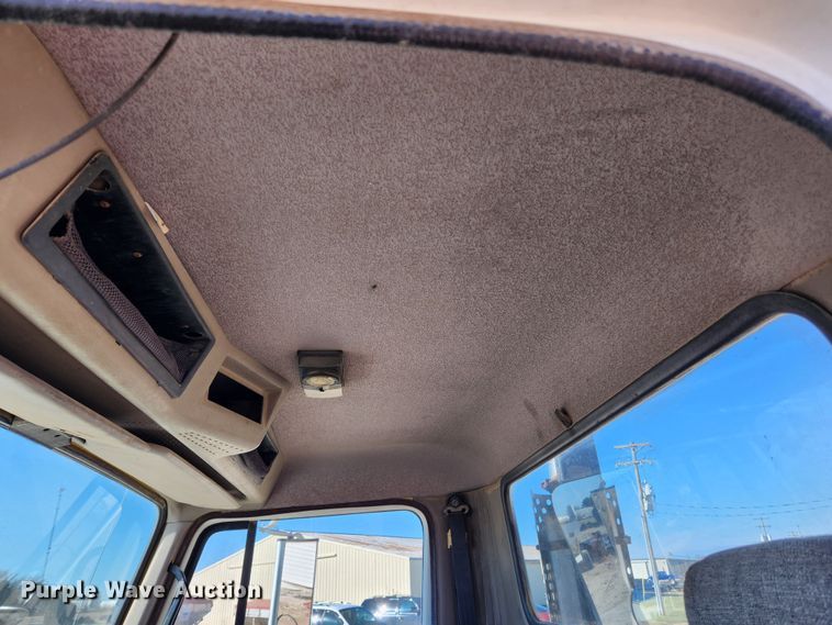 image for item KT9588 1994 International 8100  applicator cab and chassis