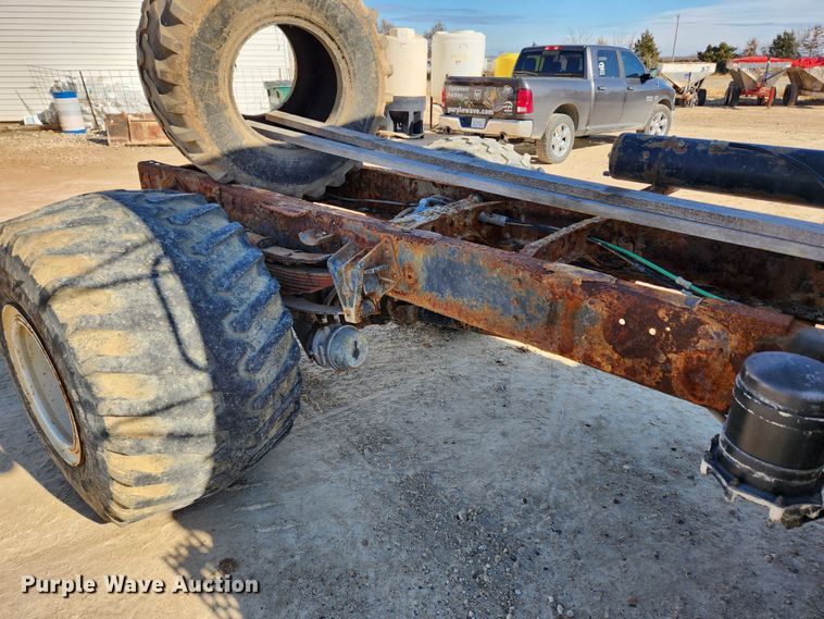 image for item KT9588 1994 International 8100  applicator cab and chassis